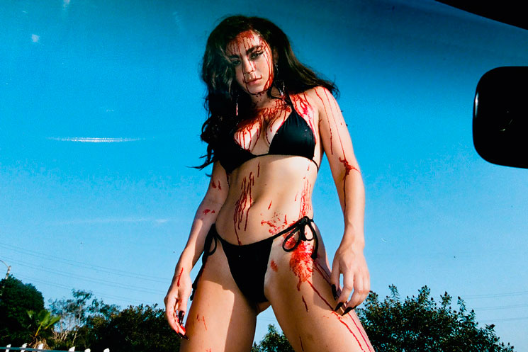 Charli XCX fait ses débuts dans un long métrage pour le remake de “Faces of Death”