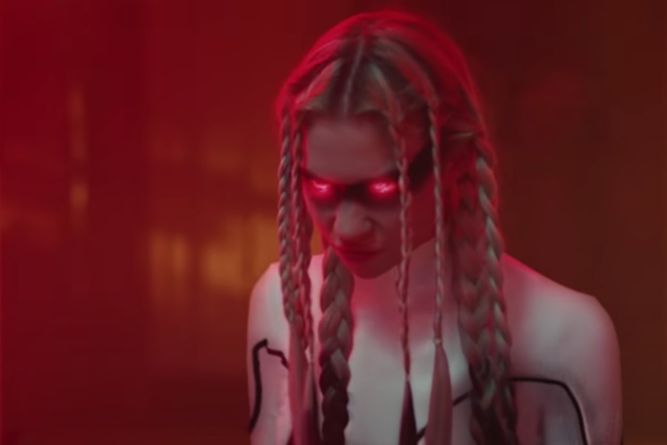 Regardez Evil Red-Eyed Grimes battre la star de TikTok Bella Poarch dans une nouvelle vidéo