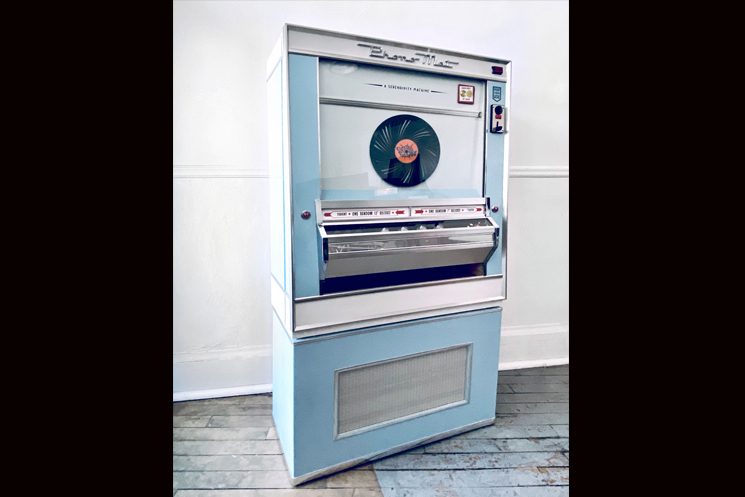 Un distributeur automatique de vinyle aléatoire est maintenant chez Sonic Boom Records à Toronto