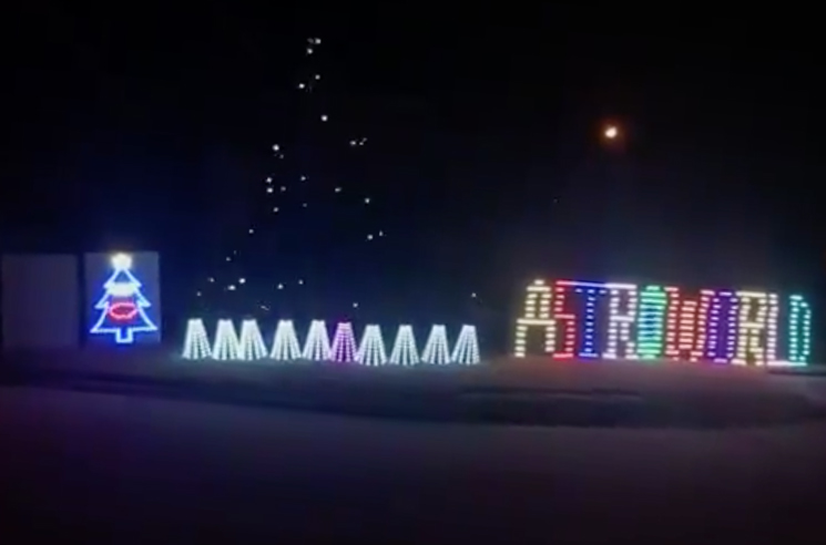 This 'Sicko Mode' Christmas Light Display Is the Reason for the Season 