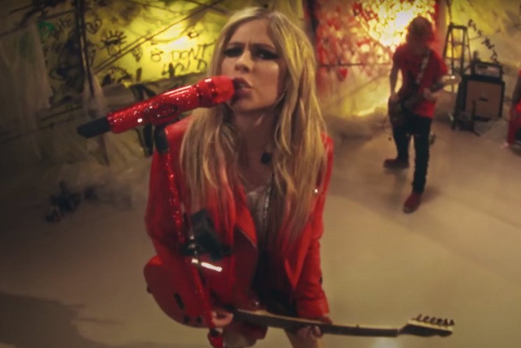 Avril Lavigne Brings 'Bite Me' to 'The Tonight Show' — and Travis Barker's There Too 