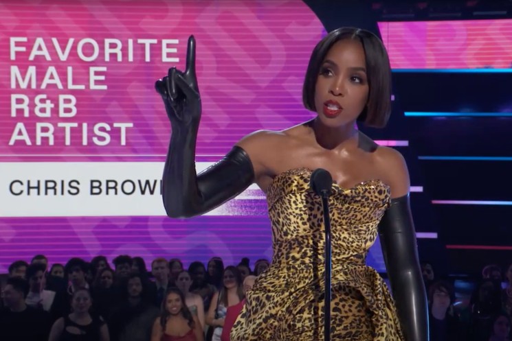 Kelly Rowland Commands Booing Crowd to 'Chill Out' While Accepting Award on Chris Brown's Behalf 