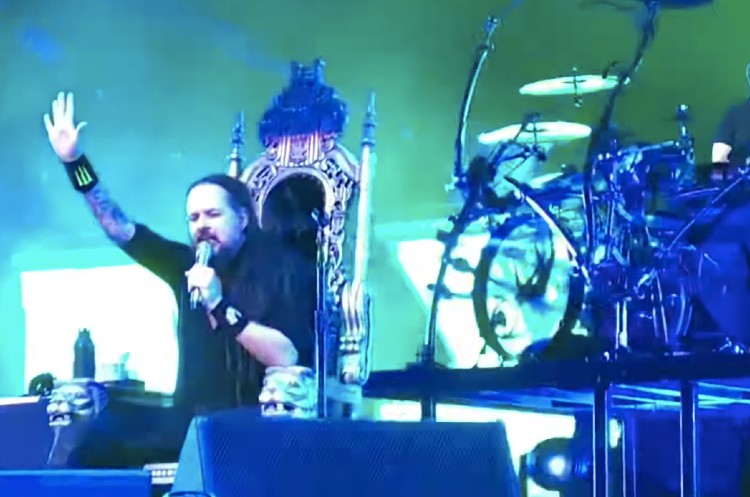 Korn's Jonathan Davis Gets Oxygen Onstage Post-COVID Diagnosis, Performs from Throne 