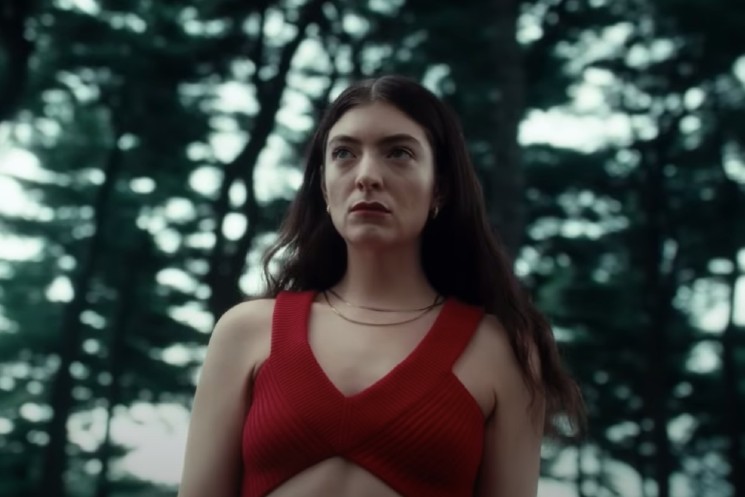 These Viral Videos of Lorde Shushing Her Audience Are a Mood 