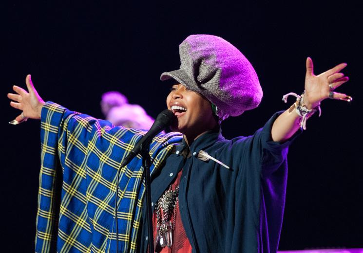 ​Erykah Badu Faces Backlash After 'Putting Up a Prayer' for R. Kelly During Chicago Concert 