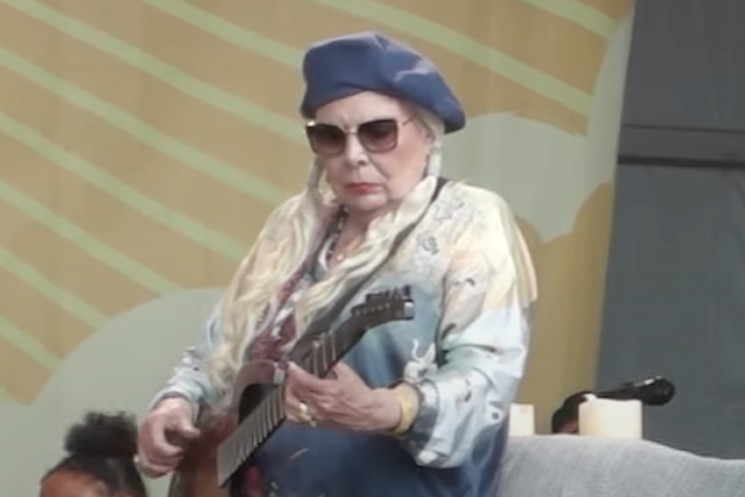 Watch Joni Mitchell Play a Surprise Set at Newport Folk Festival and Absolutely Shred 