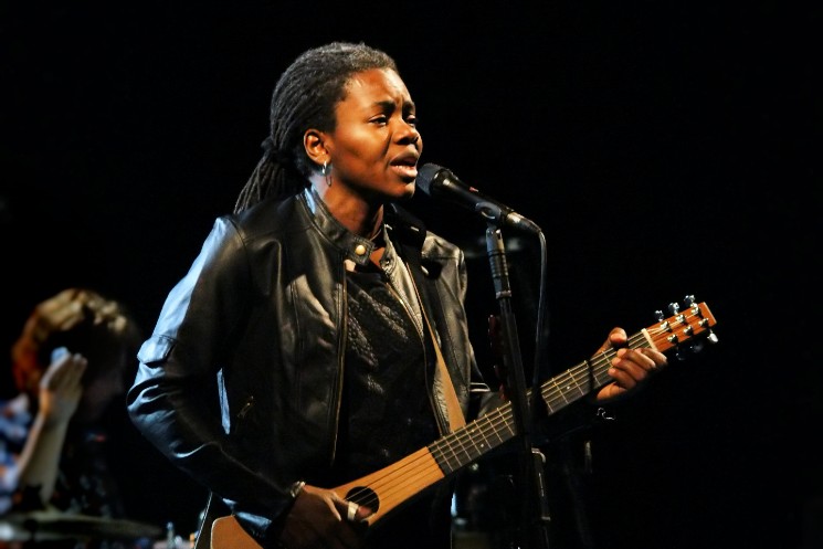 Tracy Chapman Becomes First Black Person to Win Song of the Year at ...