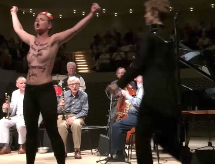 Topless Protesters Disrupt Woody Allen Jazz Concert in Germany 